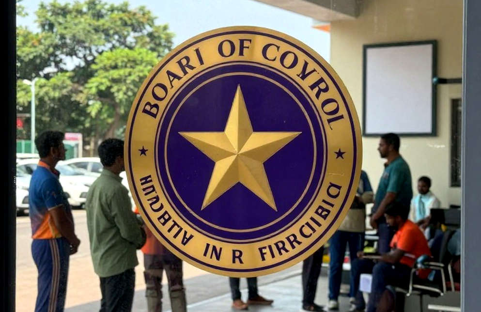 नबी के 300 विकेट: जहाँ तालियाँ बज रही हैं, वहाँ स्कोरबोर्ड एक चेतावनी भी छाप रहा है
